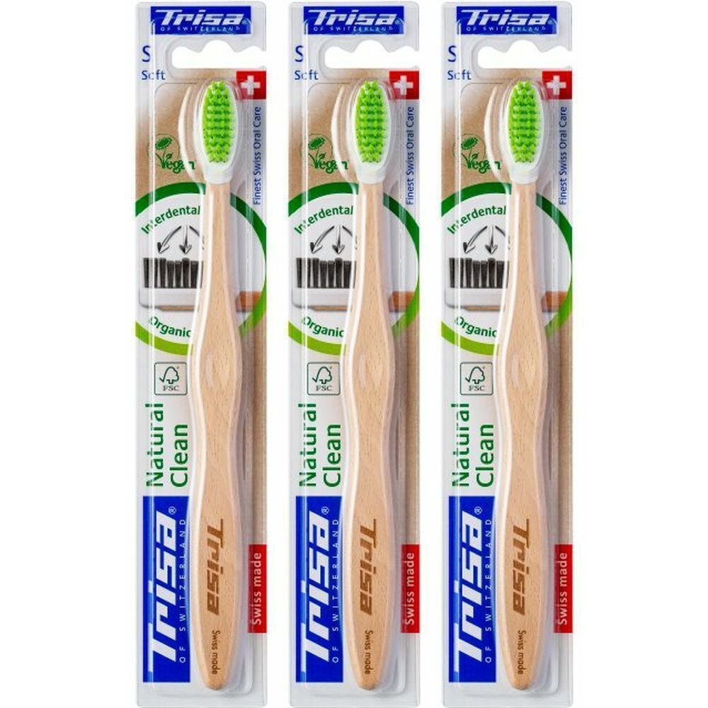 Drei Zahnbürsten in Verpackung. Holzgriff, grüner Bürstenkopf. Marke: Trisa. Aufschrift: Natural Clean, Swiss made.