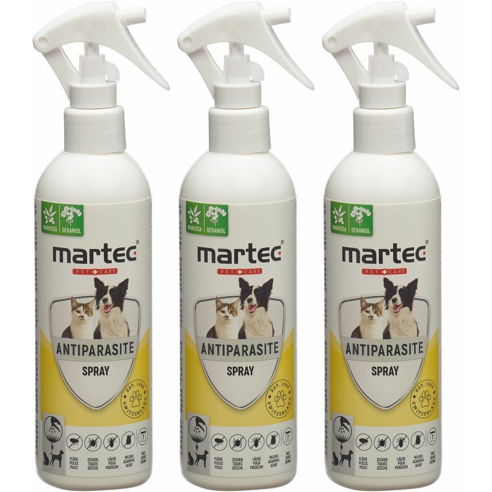 Drei weiße Sprühflaschen mit dem Aufdruck "martec Pet Care". Auf jeder Flasche ist ein Hund und eine Katze abgebildet. Text: Antiparasite Spray.