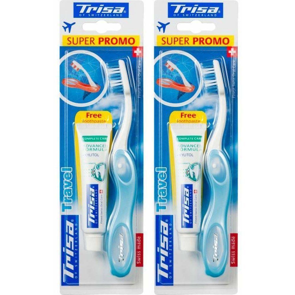 Zwei Trisa Travel Sets. Jedes Set enthält eine blaue Zahnbürste, eine Zahnpasta und ist in einer Verpackung mit der Aufschrift "Super Promo" enthalten.