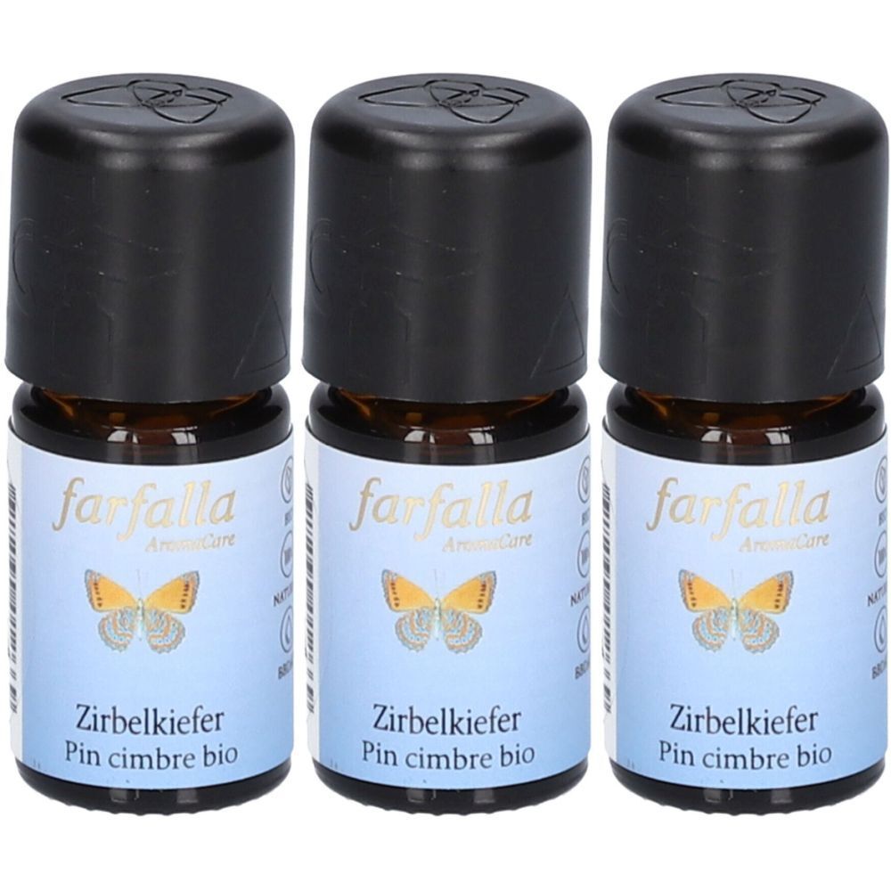 Drei kleine braune Glasflaschen mit schwarzen Deckeln. Auf den Etiketten steht "farfalla" und "Zirbelkiefer".