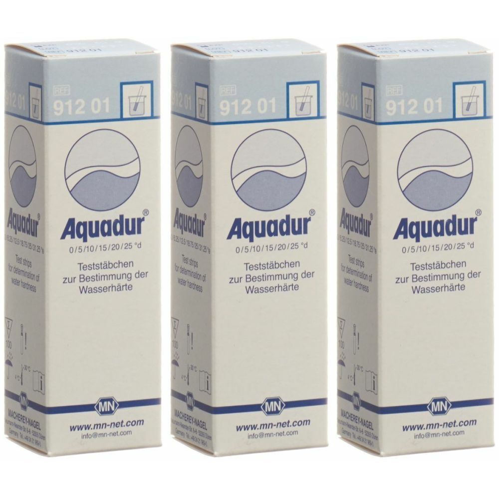 Drei Schachteln Aquadur Teststäbchen. Aufschrift: Teststäbchen zur Bestimmung der Wasserhärte. Logo mit Wellen. Aufdruck: MN-net.com.