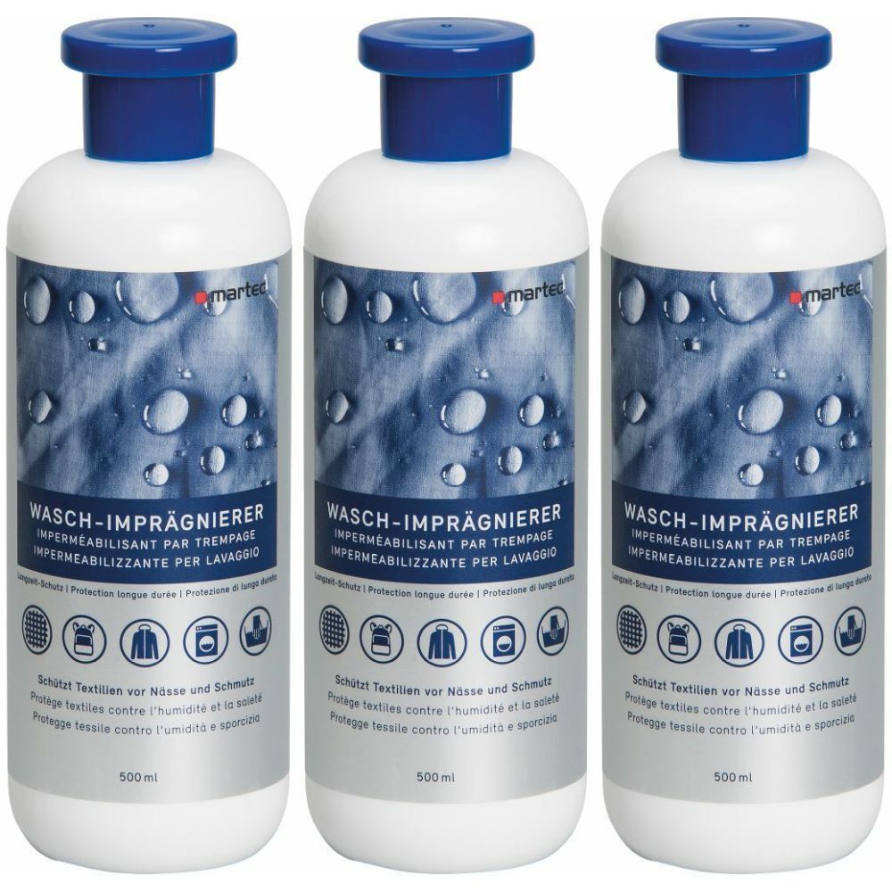 Drei Flaschen martec Wasch-Imprägnierer. Weiße Flaschen mit blauem Deckel. Produktbezeichnung und Logos auf der Vorderseite.