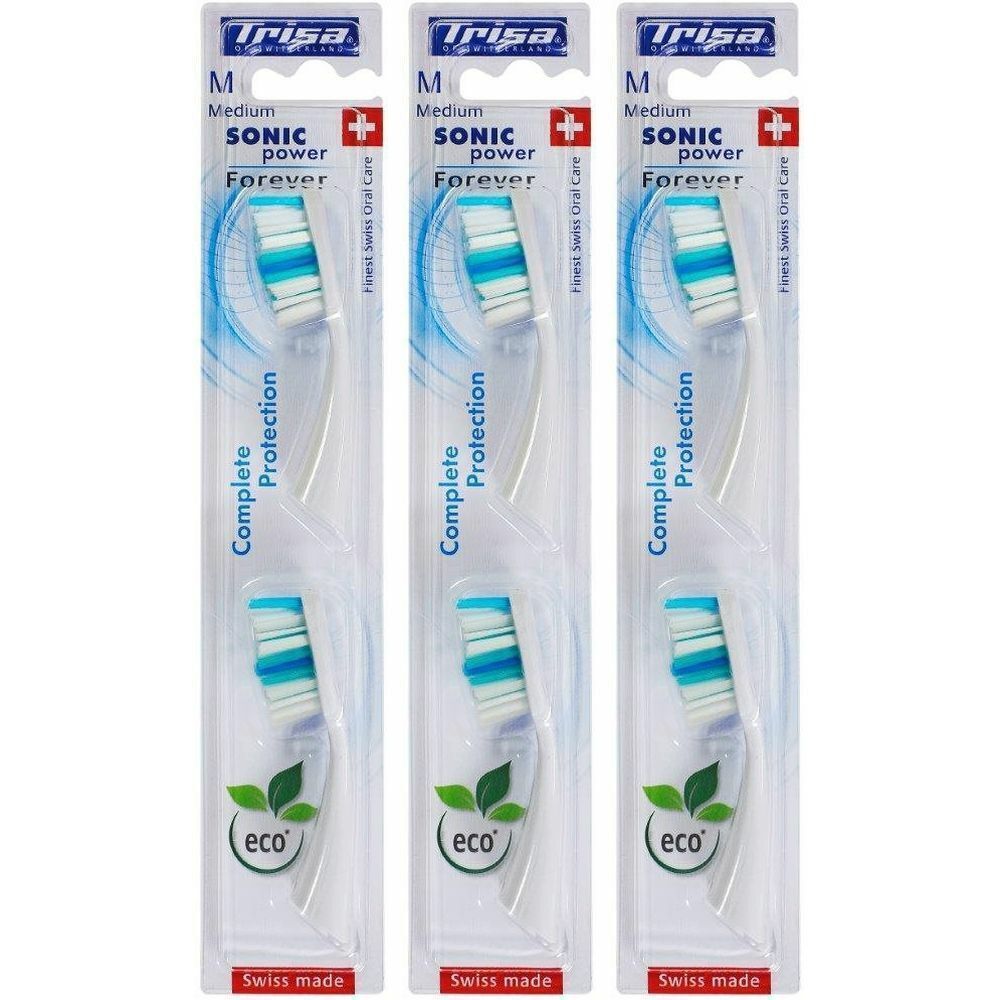 Drei Zahnbürsten in Einzelverpackung. Die Bürsten haben weiße Griffe und blaue, grüne und weiße Borsten. Auf der Verpackung steht "Trisa".