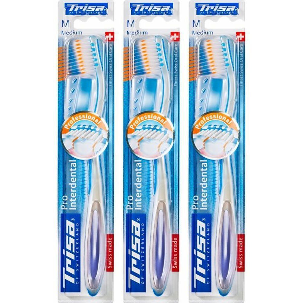 Drei Zahnbürsten in Verpackung. Blaue Griffe, orangefarbene Borsten. Aufschrift: Trisa, Pro Interdental, Swiss made.