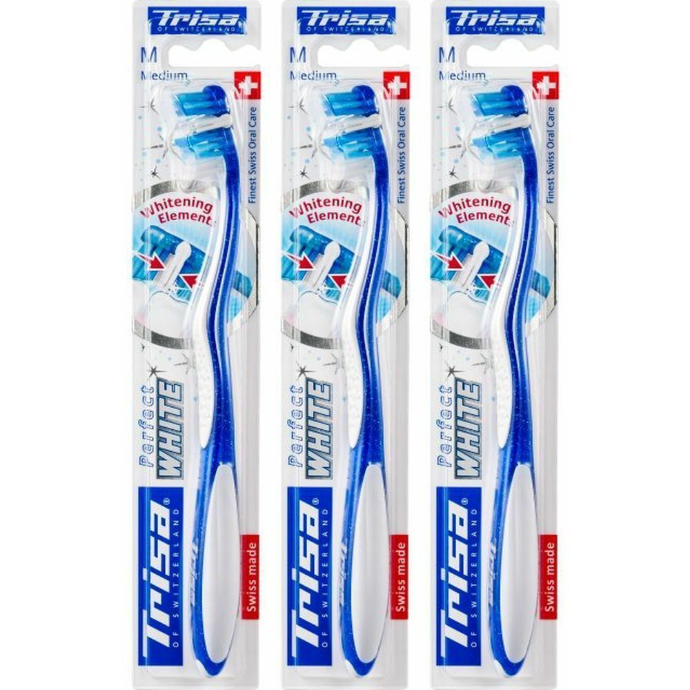 Trois brosses à dents emballées. Soies bleues, manche blanc, accents bleus. Marque : Trisa Perfect White.