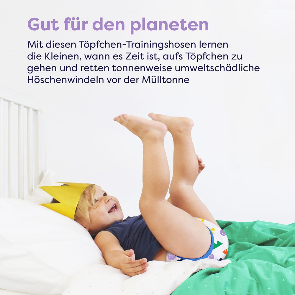 Kind mit Lernhöschen auf dem Bett. Text: Gut für den Planeten. Mit diesen Töpfchen-Trainingshosen lernen die Kleinen, wann es Zeit ist.