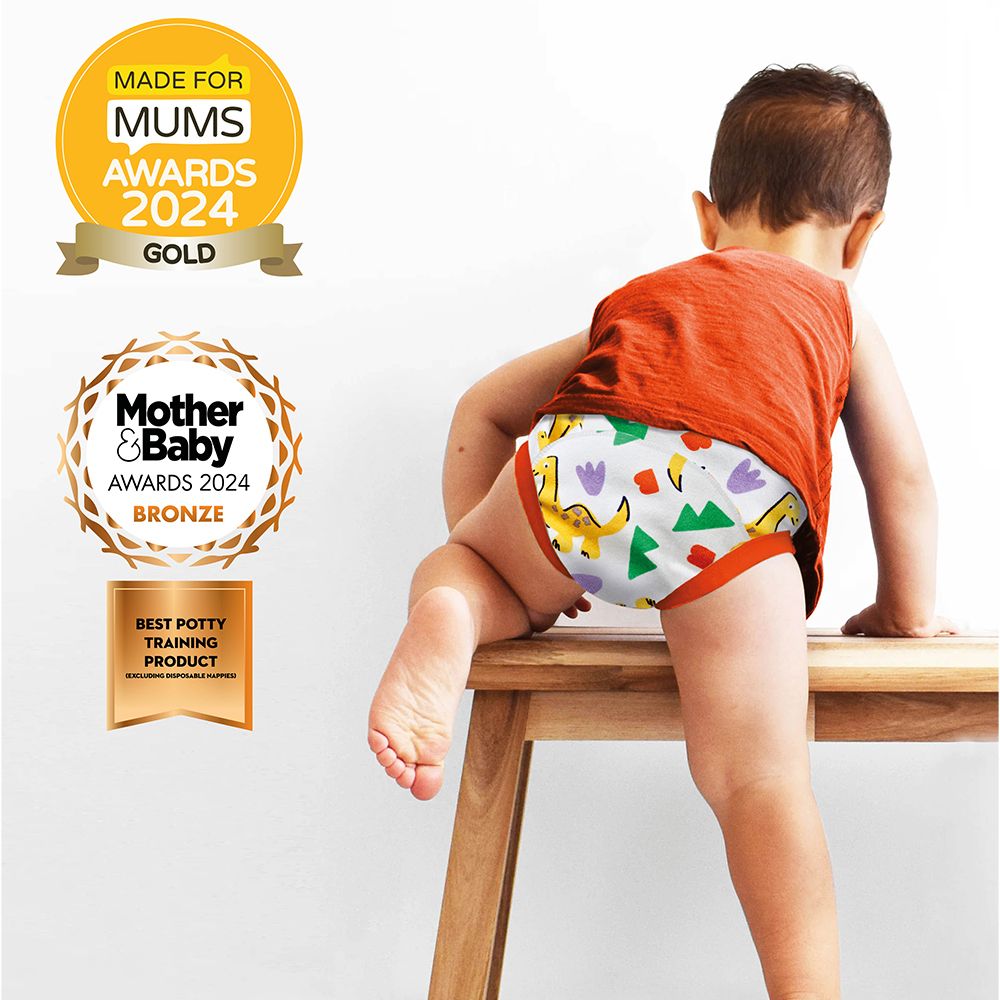 Kind mit Lernhöschen. Auszeichnungen: Made for Mums Awards 2024 Gold, Mother & Baby 2024 Bronze.