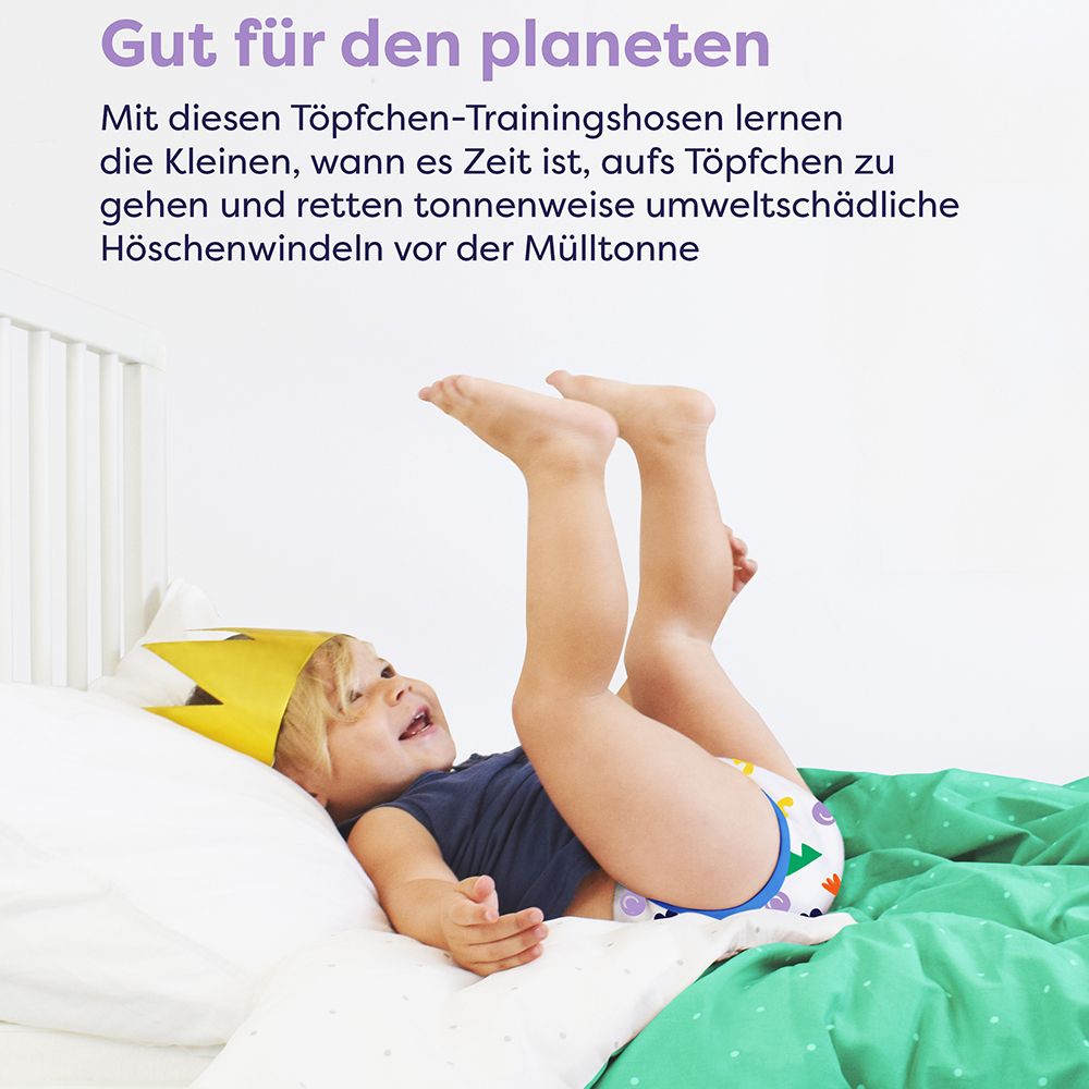 Kind ligt op bed, draagt oefenbroekje met dinosaurusmotief. Tekst: Goed voor de planeet. Oefenbroekjes.