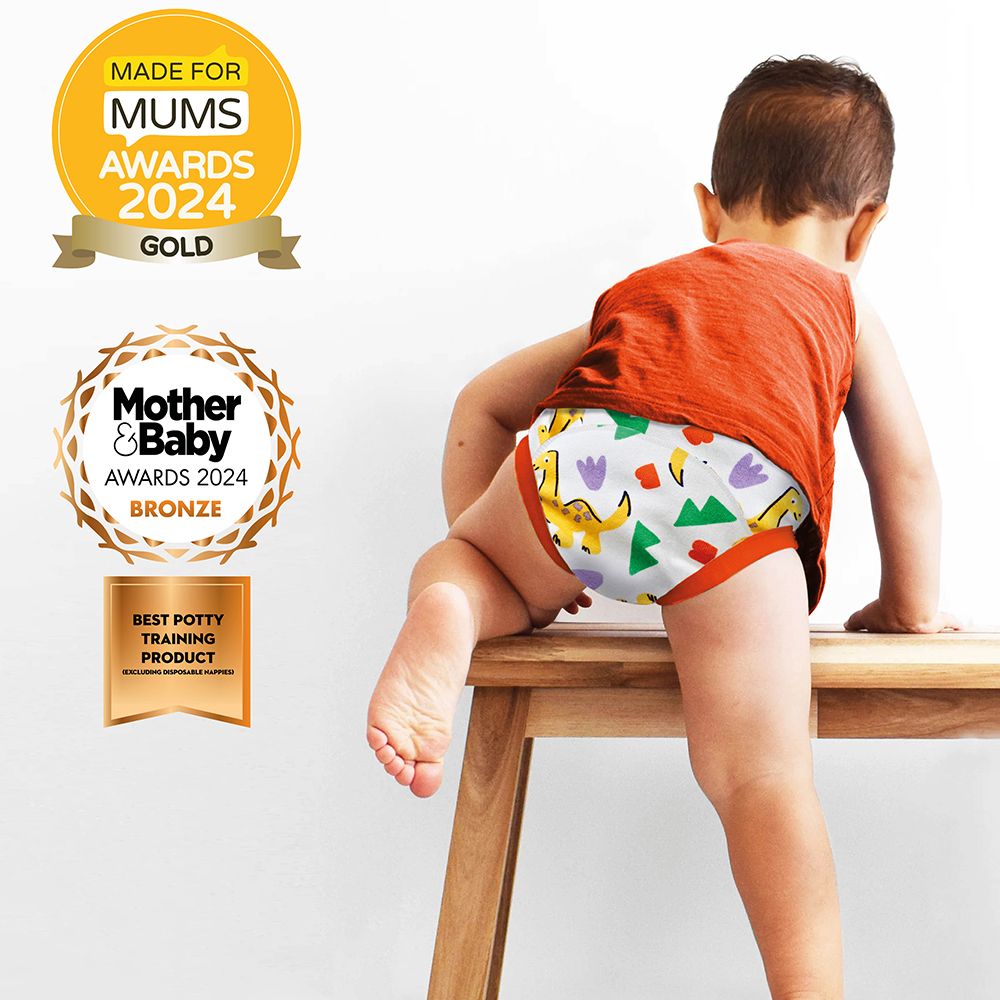 Kind staat, draagt oefenbroekje met dinosaurusmotief. Awards: Made for Mums Awards 2024 Gold, Mother & Baby Awards 2024 Bronze.