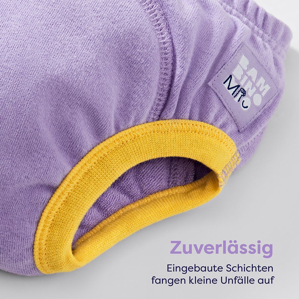 Gros plan sur une culotte d'apprentissage violette avec bordure jaune. Avec étiquette logo.