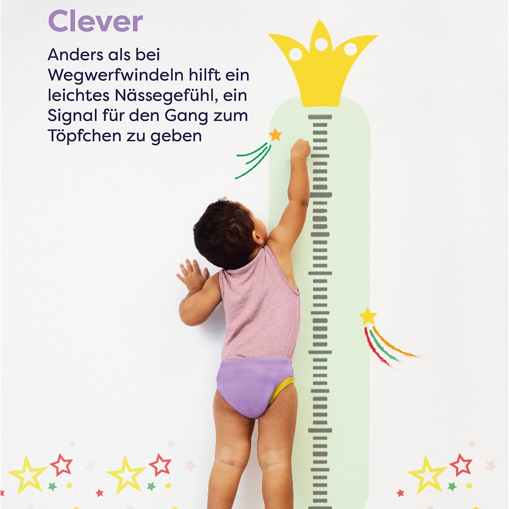 Enfant en culotte d'apprentissage devant une toise. Culotte : violette. Toise avec étoiles.