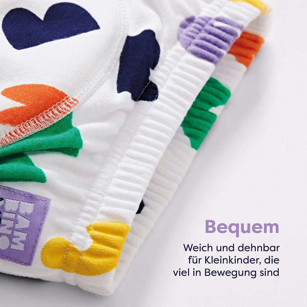 Nahaufnahme von drei Lernhöschen. Text: Bequem. Weich und dehnbar für Kleinkinder, die viel in Bewegung sind.