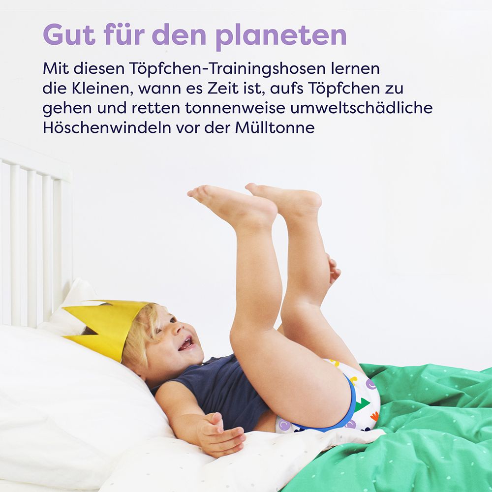 Kind mit Lernhöschen auf Bett. Text: Gut für den Planeten. Mit diesen Töpfchen-Trainingshosen lernen die Kleinen, wann es Zeit ist.