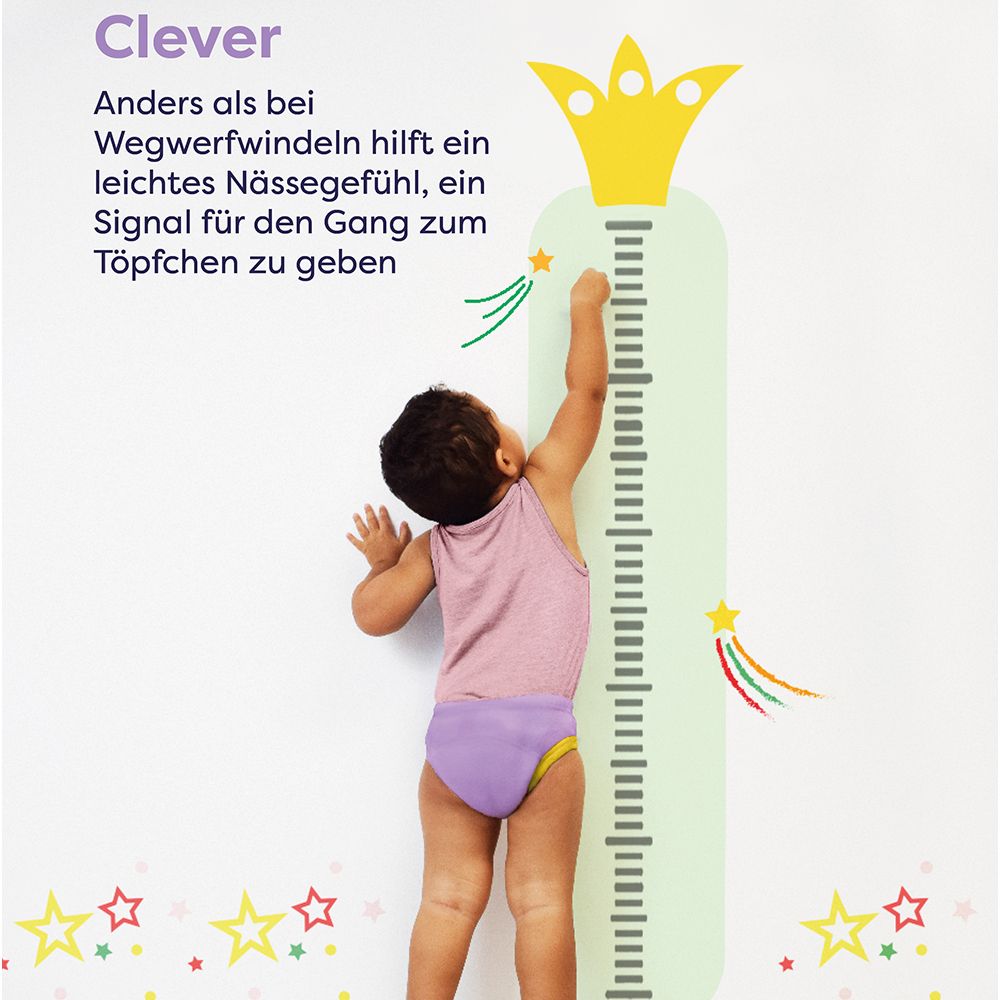 Kind mit Lernhöschen an Messlatte. Text: Clever. Hilft ein leichtes Nässegefühl, ein Signal für den Gang zum Töpfchen zu geben.