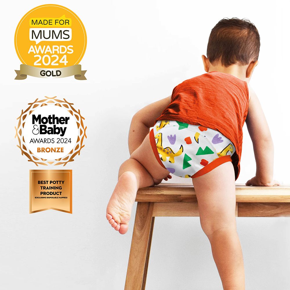 Enfant avec culotte d'apprentissage debout. Récompenses : Made for Mums Awards 2024 Or, Mother & Baby Awards 2024 Bronze.