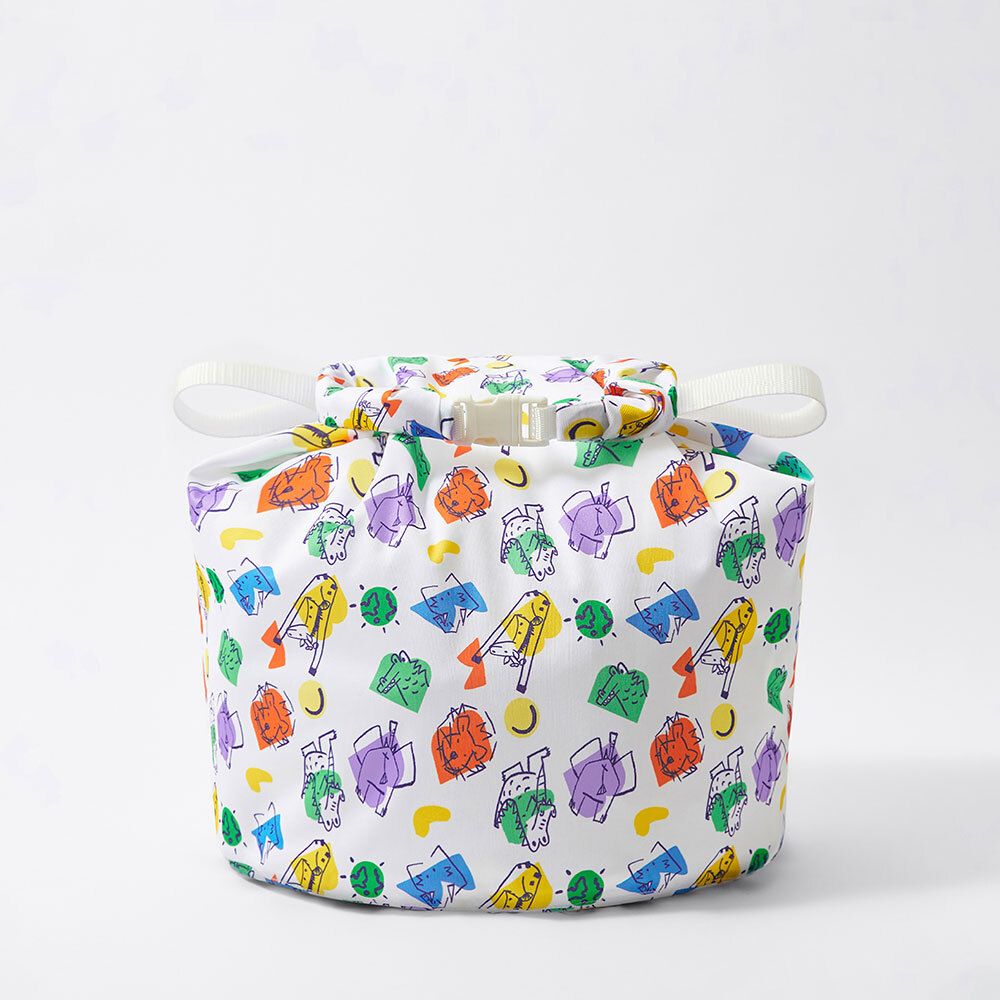 Sac à couches blanc avec motif coloré. Avec cordon de serrage et fermeture blanche. Sur fond blanc.