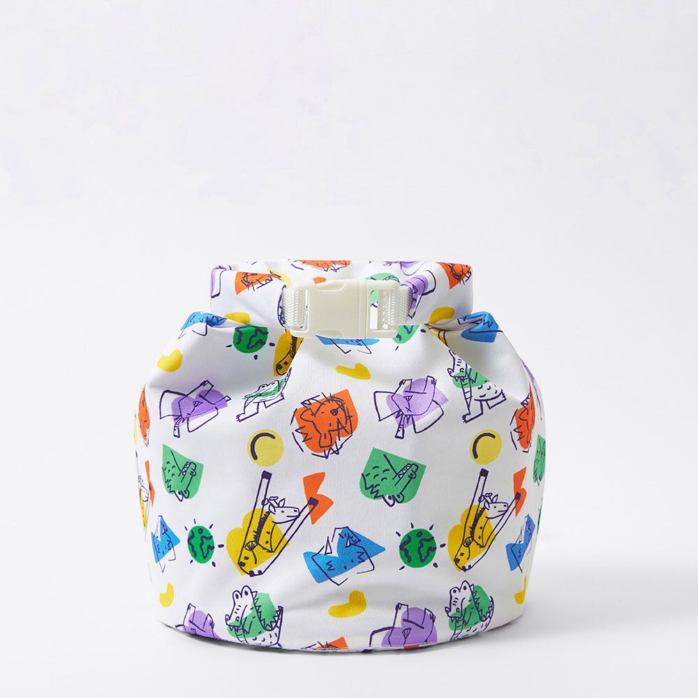 Weiße, wasserdichte Tasche mit farbigem Muster und Klickverschluss.