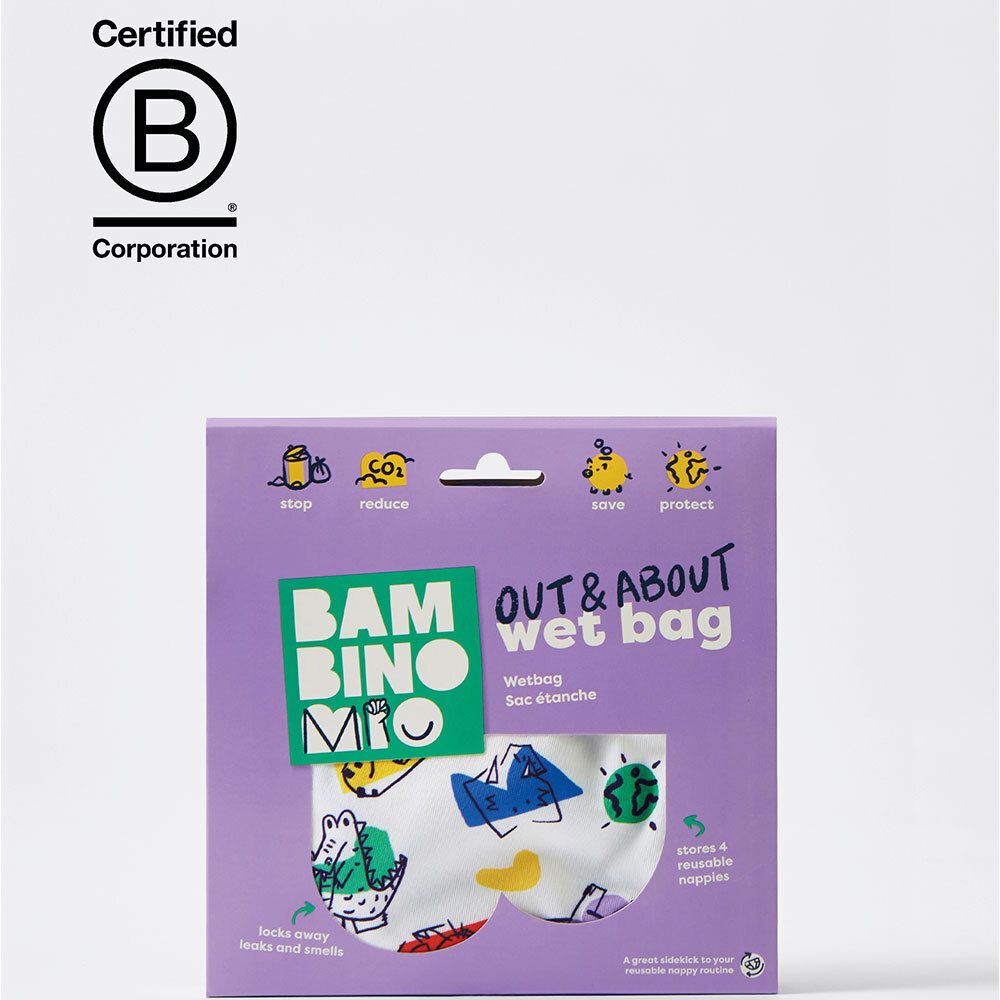 Verpakking met Bambino Mio Wetbag. B Corp certificering. Tekst: Out & About Wet Bag.
