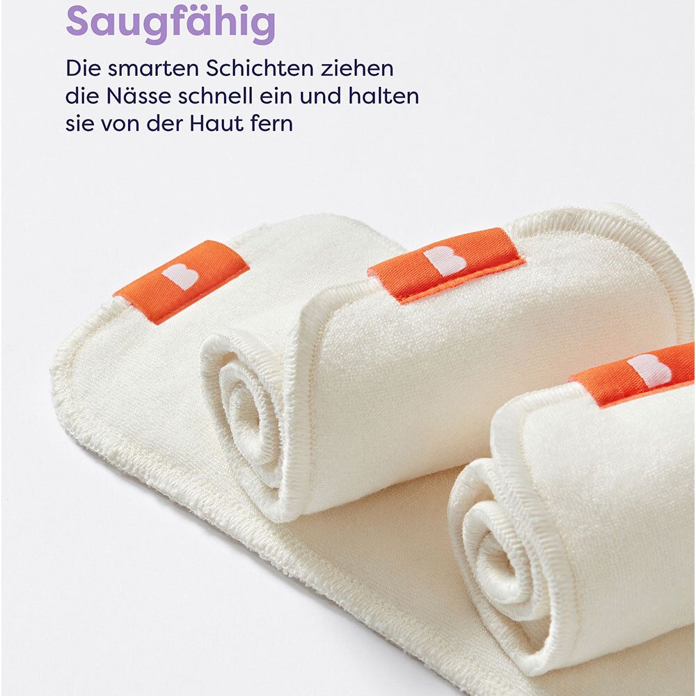 Drei gerollte weiße Einlagen mit orangefarbenen Akzenten. Text in Deutsch: Saugfähig. Auf weißem Hintergrund.