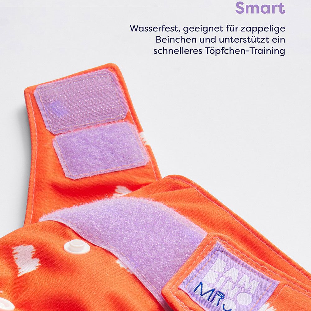 Nahaufnahme der Stoffwindel mit Klettverschlüssen. Text: Smart. Marke: Bambino Mio.
