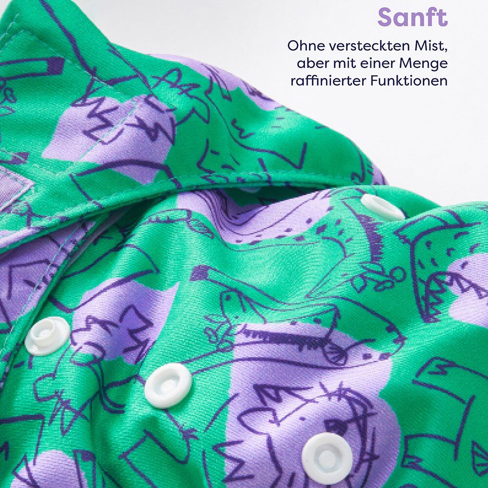 Nahaufnahme einer Stoffwindel mit grünem Muster. Text: Sanft. Marke: Bambino Mio.