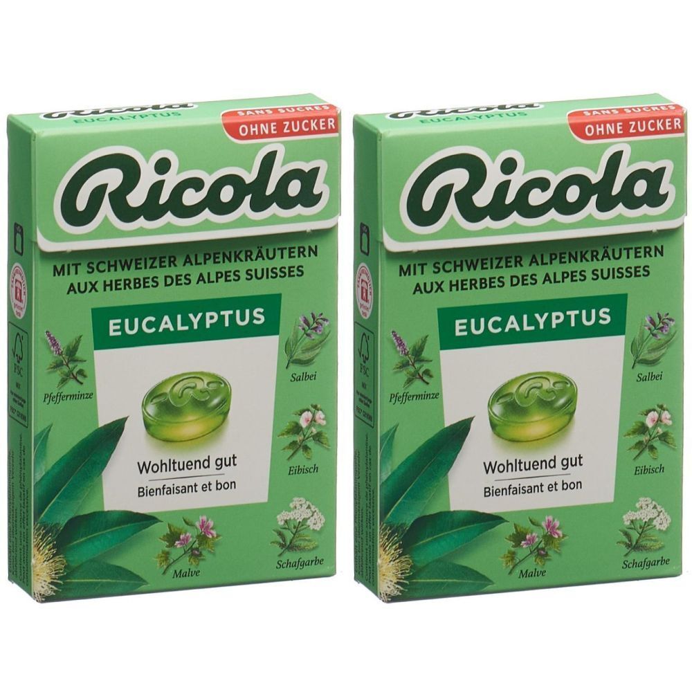 Zwei grüne Schachteln mit Ricola-Bonbons. Aufschrift: Ohne Zucker, Eukalyptus, Schweizer Alpenkräuter. Abbildung eines Bonbons.