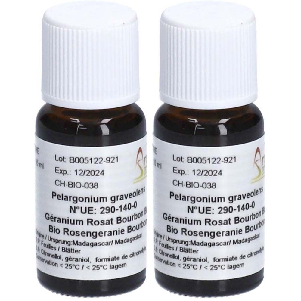 Zwei braune Glasflaschen mit weißen Deckeln. Beschriftung: Pelargonium graveolens, Géranium Rosat Bourbon, Bio Rosengeranie Bourbon. Chargennummer und Verfallsdatum.