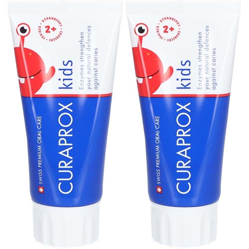 Deux tubes de dentifrice pour enfants. Tubes bleus avec bouchons blancs. Inscription: CURAPROX kids, 2+, goût fraise. Contient des enzymes.