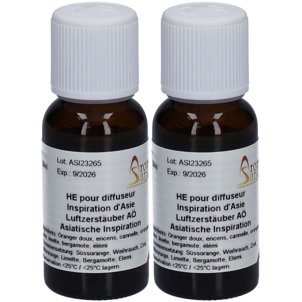 Deux flacons en verre brun avec bouchons blancs. Étiquettes avec texte: HE pour diffuseur, Inspiration d'Asie, Inspiration asiatique. Expiration 9/2026.