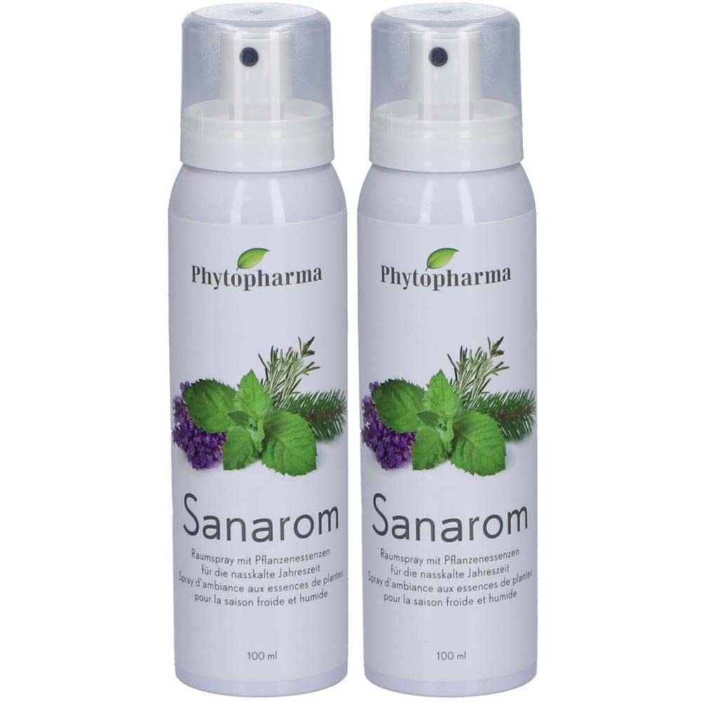 Zwei weiße Sprühflaschen mit transparenten Kappen. Aufschrift: Phytopharma, Sanarom. Illustrationen von Kräutern und Beeren. 100 ml.