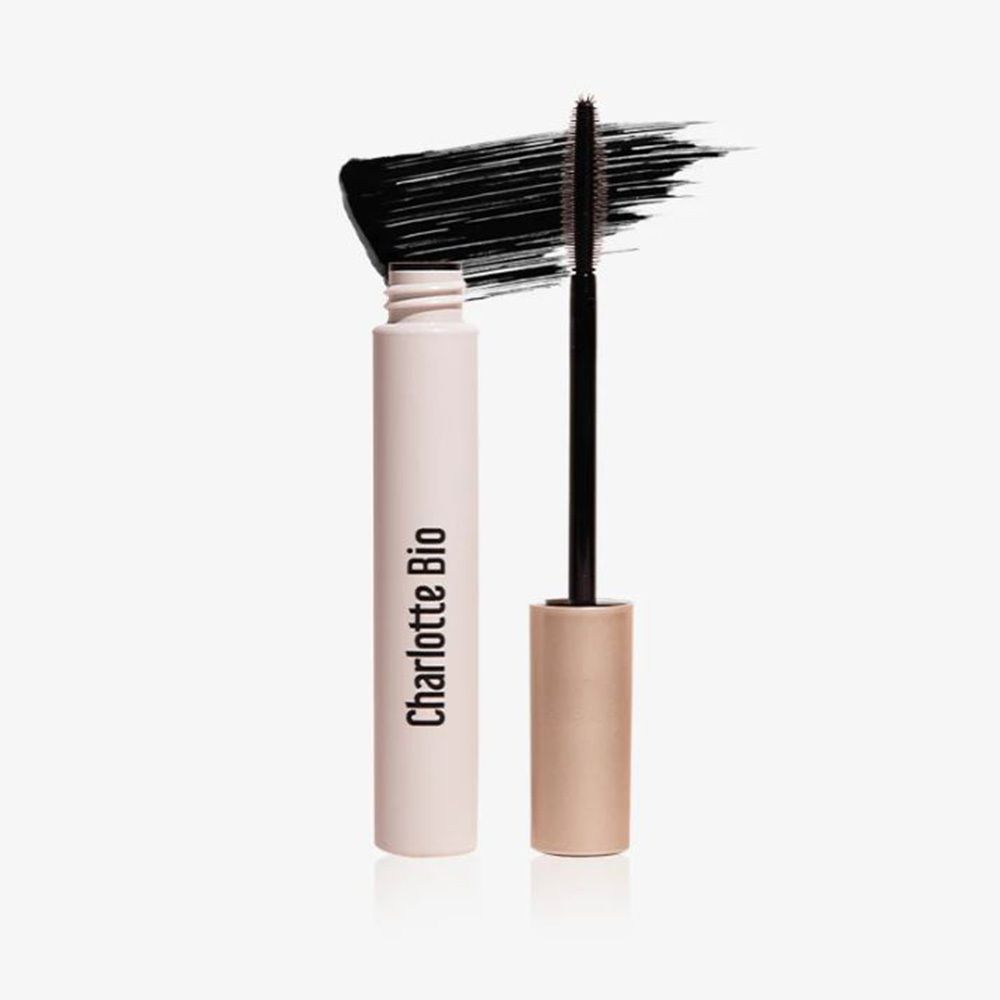 Schwarze Mascara mit Bürste und Produktstrich. Aufschrift "Charlotte Bio" auf der Verpackung.