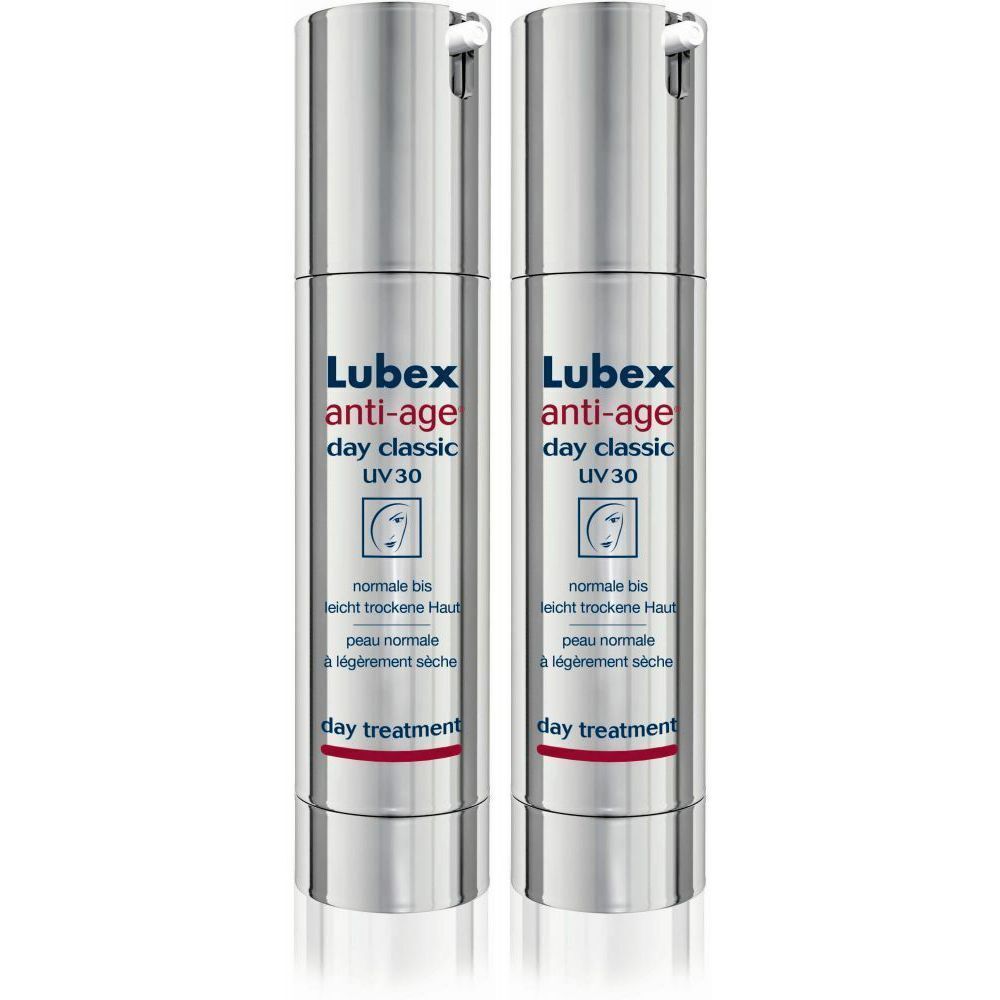 Zwei silberne Spenderflaschen mit roter und weißer Beschriftung. Aufschrift: Lubex anti-age day classic UV30. Für normale bis leicht trockene Haut.