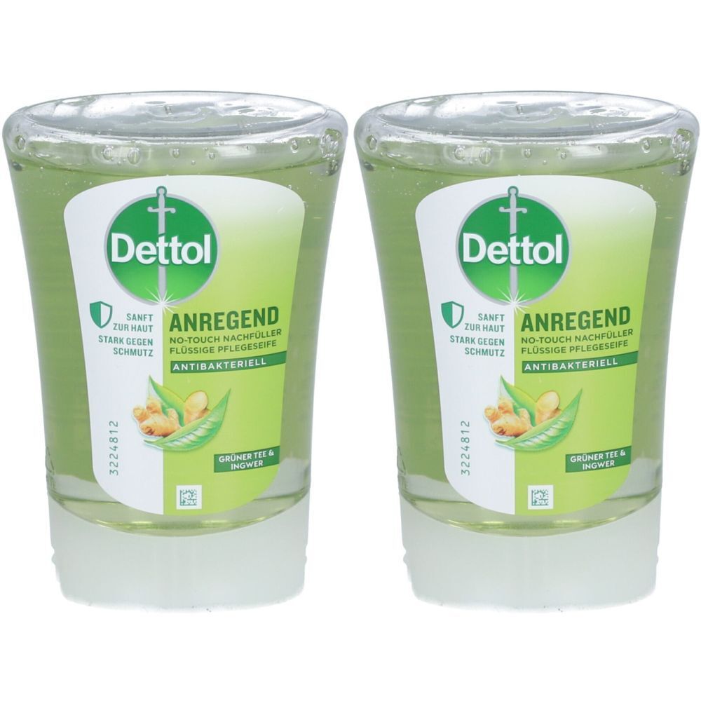 Deux recharges de savon liquide Dettol. Liquide verdâtre dans des flacons transparents avec des étiquettes vertes. Inscription : Dettol, ANREGEND, Antibactérien.