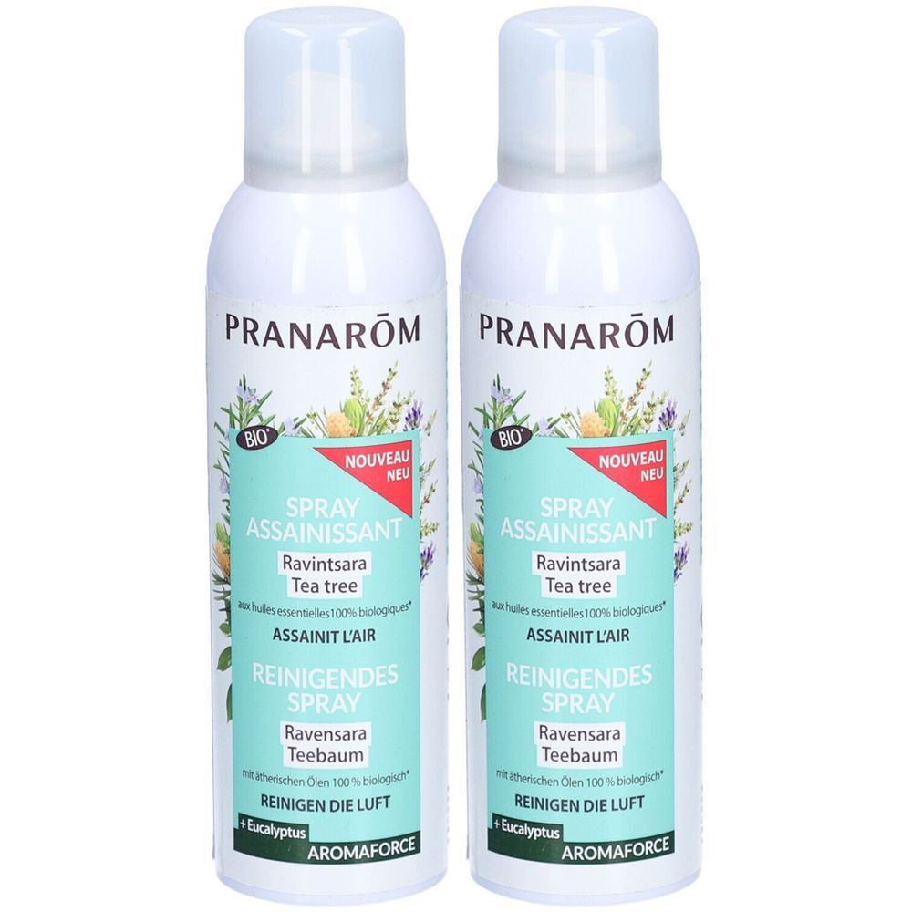 Deux flacons spray blancs avec étiquettes bleues et vertes. Inscriptions: PRANAROM, Spray, Ravintsara, Tea tree, Aromaforce. Avec label bio.