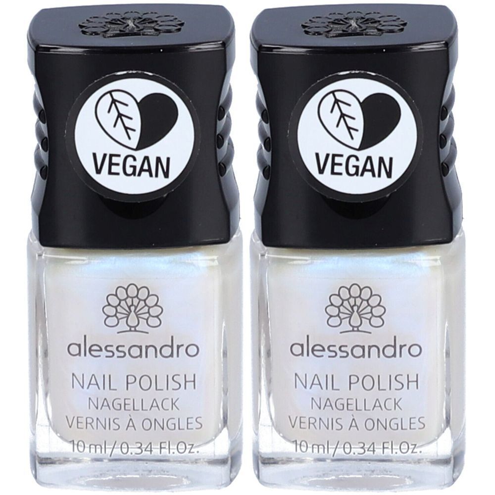 Zwei Flaschen Nagellack. Weiß-schimmernde Farbe. Schwarzer Deckel mit Vegan-Siegel. Aufschrift: alessandro, Nagellack, 10 ml.