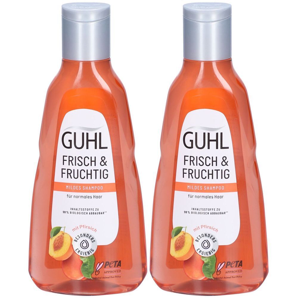 Zwei Flaschen GUHL Shampoo. Orangefarbene Flüssigkeit, silberner Deckel. Aufschrift: Frisch & Fruchtig, für normales Haar. PETA-Logo.