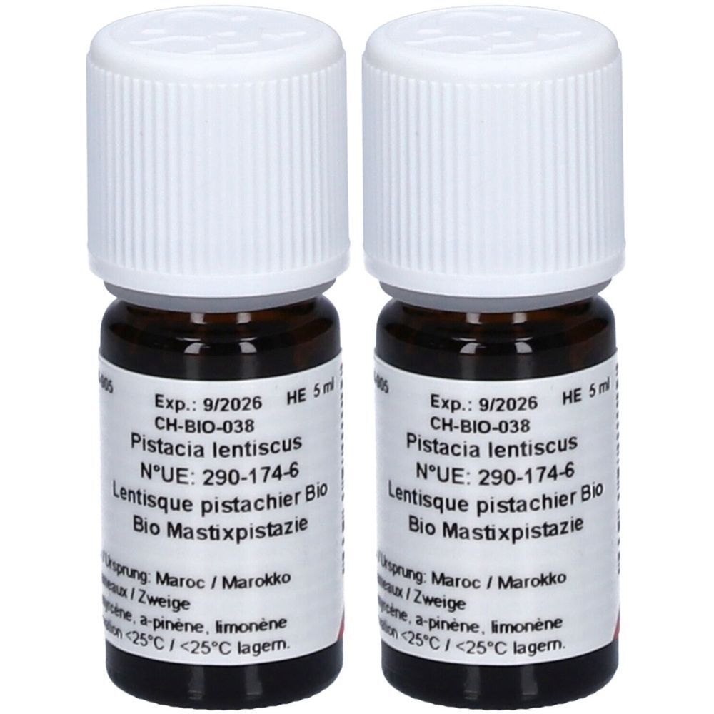 Deux petites bouteilles en verre brun avec des bouchons blancs. Étiquettes avec texte : Pistacia lentiscus, CH-BIO-038, Exp. 9/2026, HE 5ml.