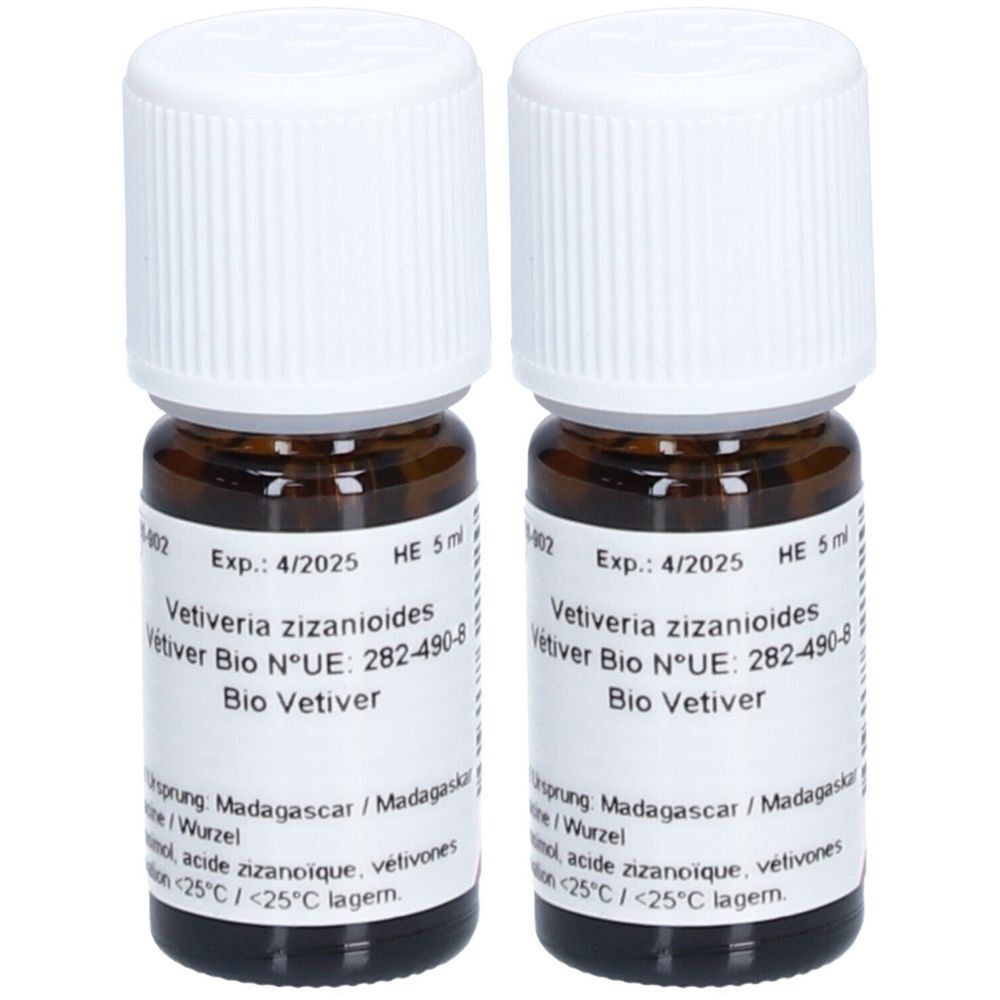 Zwei kleine braune Glasflaschen mit weißen Schraubverschlüssen. Etiketten mit Text: Vetiveria zizanioides, Bio Vetiver, Exp. 4/2025.