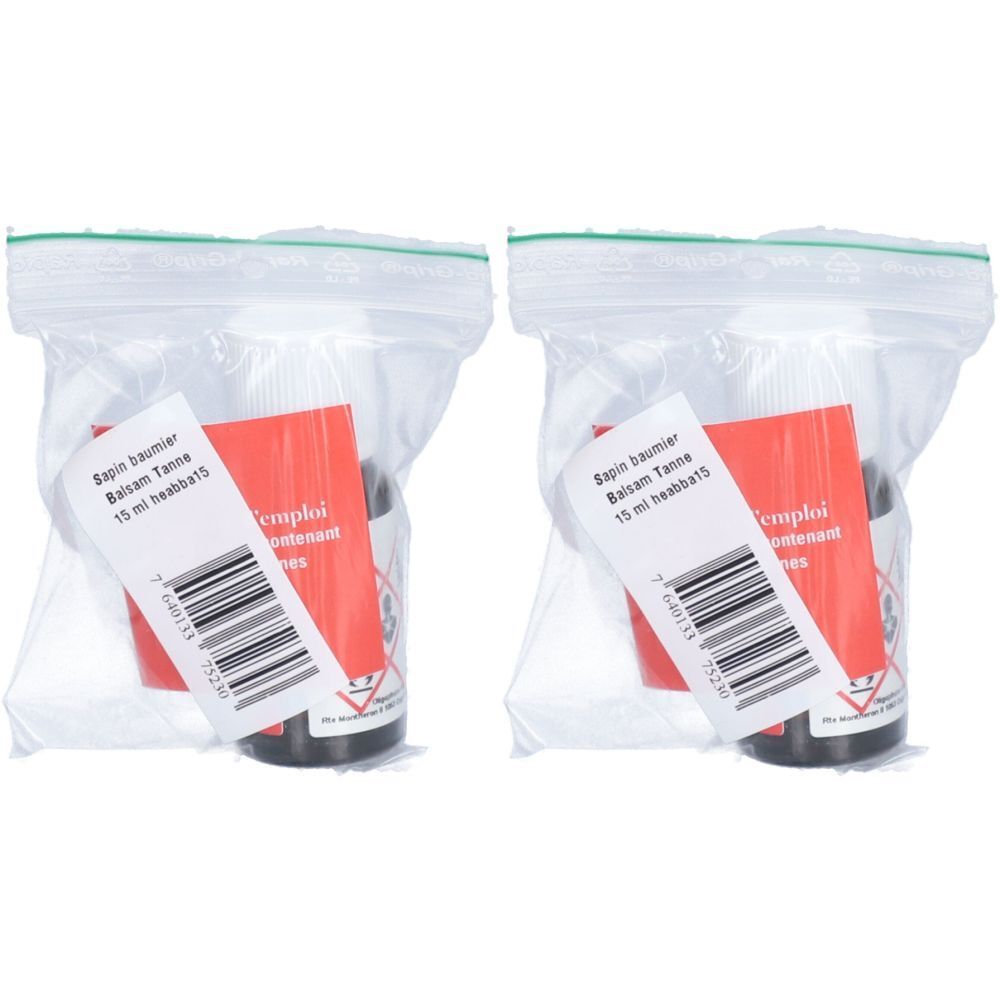 Twee flessen in plastic zakken. Elke fles heeft een etiket met tekst en een barcode. Rode etiketten met tekst zijn ook zichtbaar.