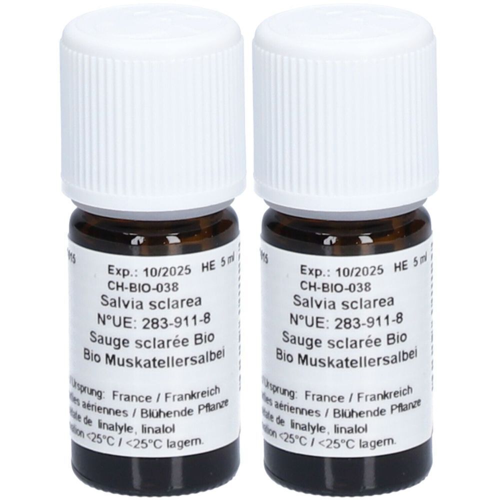Zwei kleine braune Glasflaschen mit weißen Deckeln. Auf den Etiketten stehen Informationen wie "Salvia sclarea" und "Bio Muskatellersalbei".