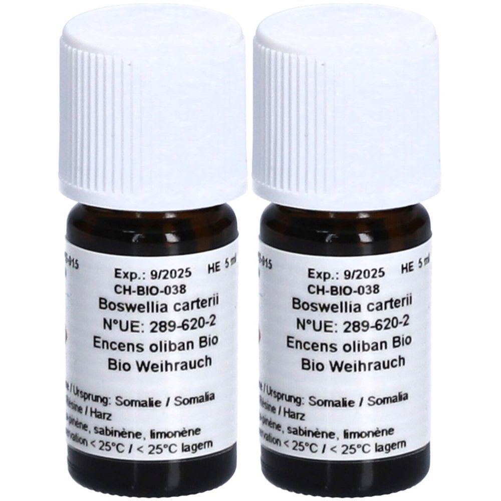 Zwei kleine braune Glasflaschen mit weißen Schraubverschlüssen. Auf den Etiketten stehen Informationen wie "Boswellia carterii" und "Bio Weihrauch".
