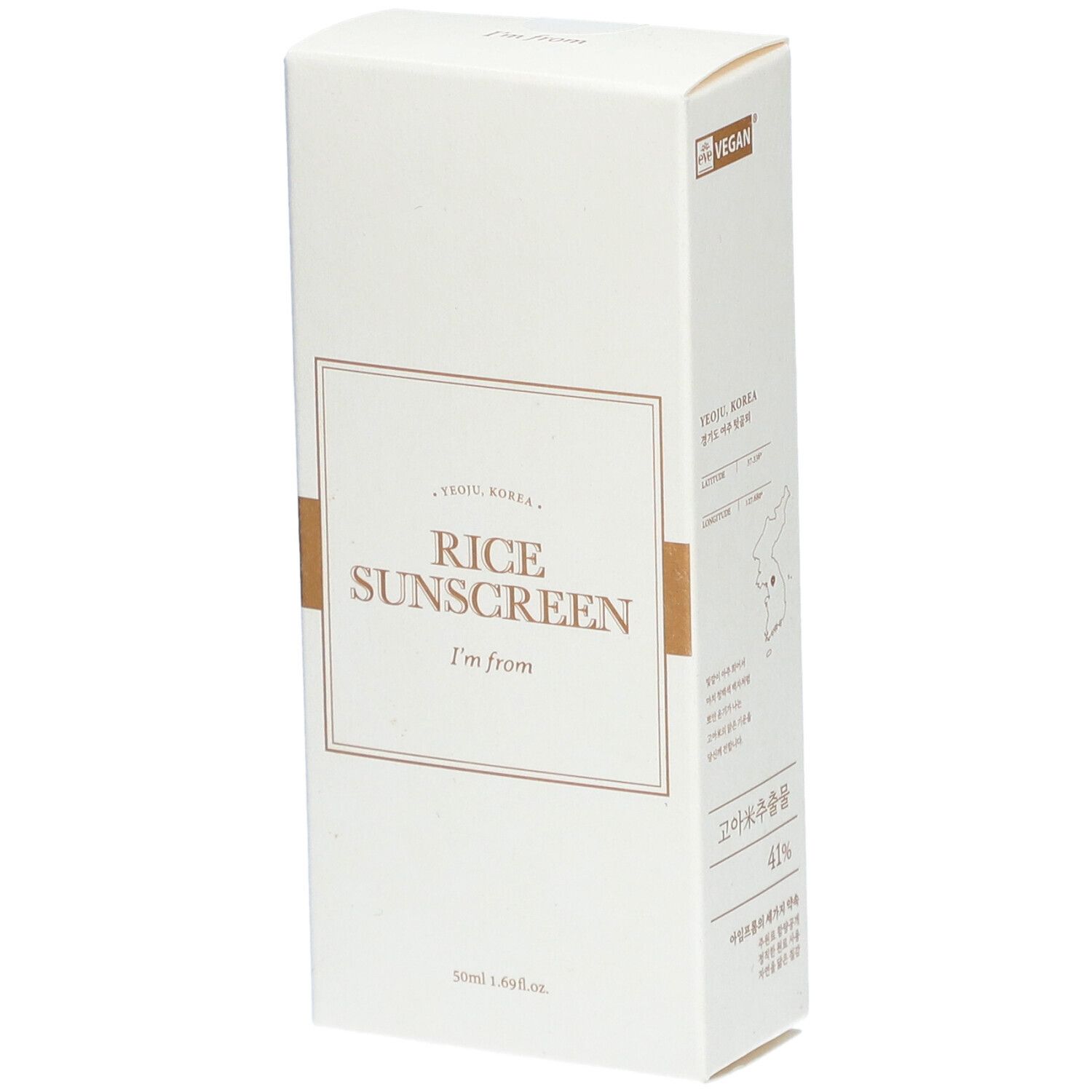 Weiße Verpackung mit Aufdruck. Aufschrift: Rice Sunscreen, I'm from. Vegan-Siegel.