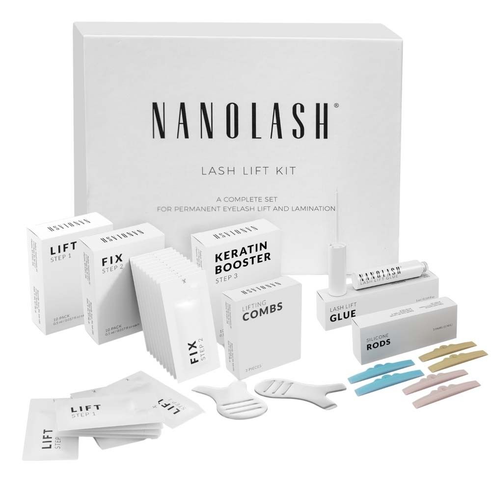 NANOLASH® Lash Lift Kit. Enthält mehrere kleine Boxen und Zubehör. Weißer Karton mit Produktnamen.