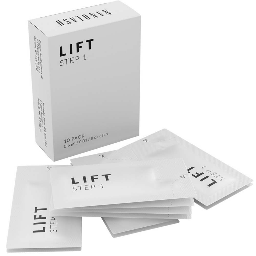Weiße Schachtel mit "NANOLASH" und "LIFT STEP 1" Aufdruck. Enthält 10 Einzelbeutel mit Produkt.