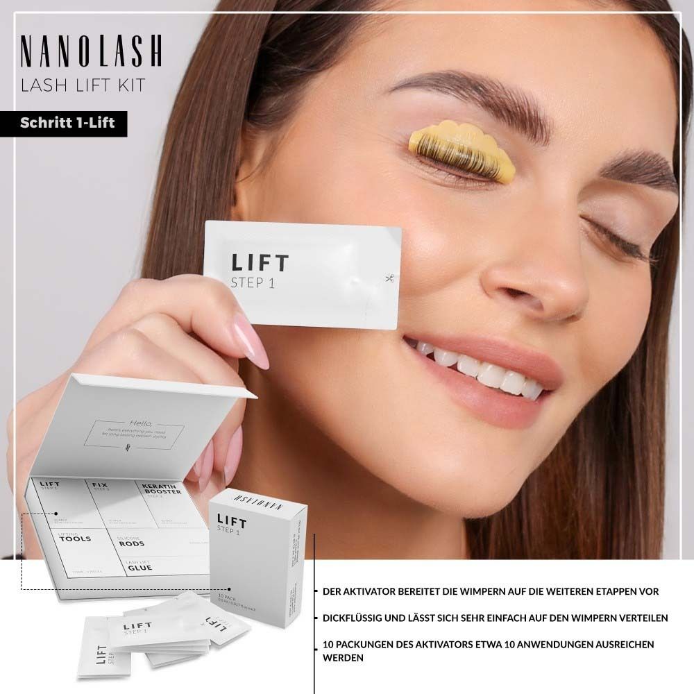 Frau mit geöffneter Produktbox und Einzelbeutel. Auf der Wimper befindet sich eine gelbe Substanz.