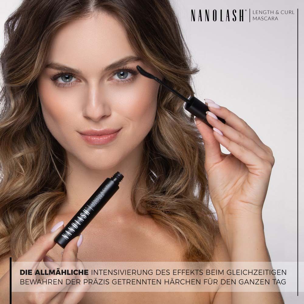 Frau trägt Mascara auf. Aufschrift: NANOLASH Length & Curl Mascara. Text.