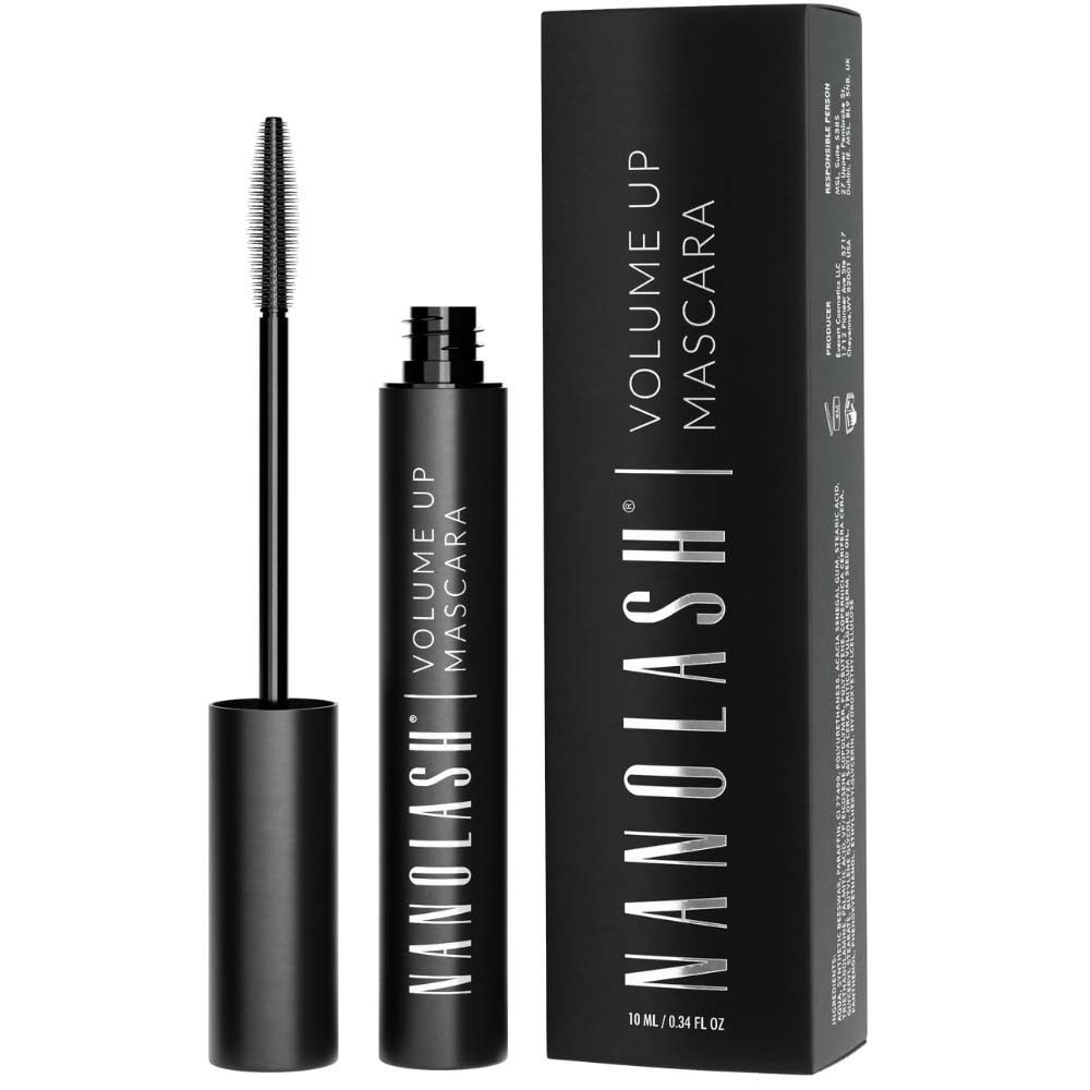 Schwarze Mascara-Tube und Bürste neben Verpackung. Auf der Tube und Verpackung steht Nanolash Volume Up Mascara.