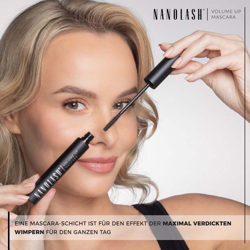 Frau mit Mascara. Auf der Tube steht Nanolash Volume Up Mascara. Text: Eine Mascara-Schicht für den Effekt.