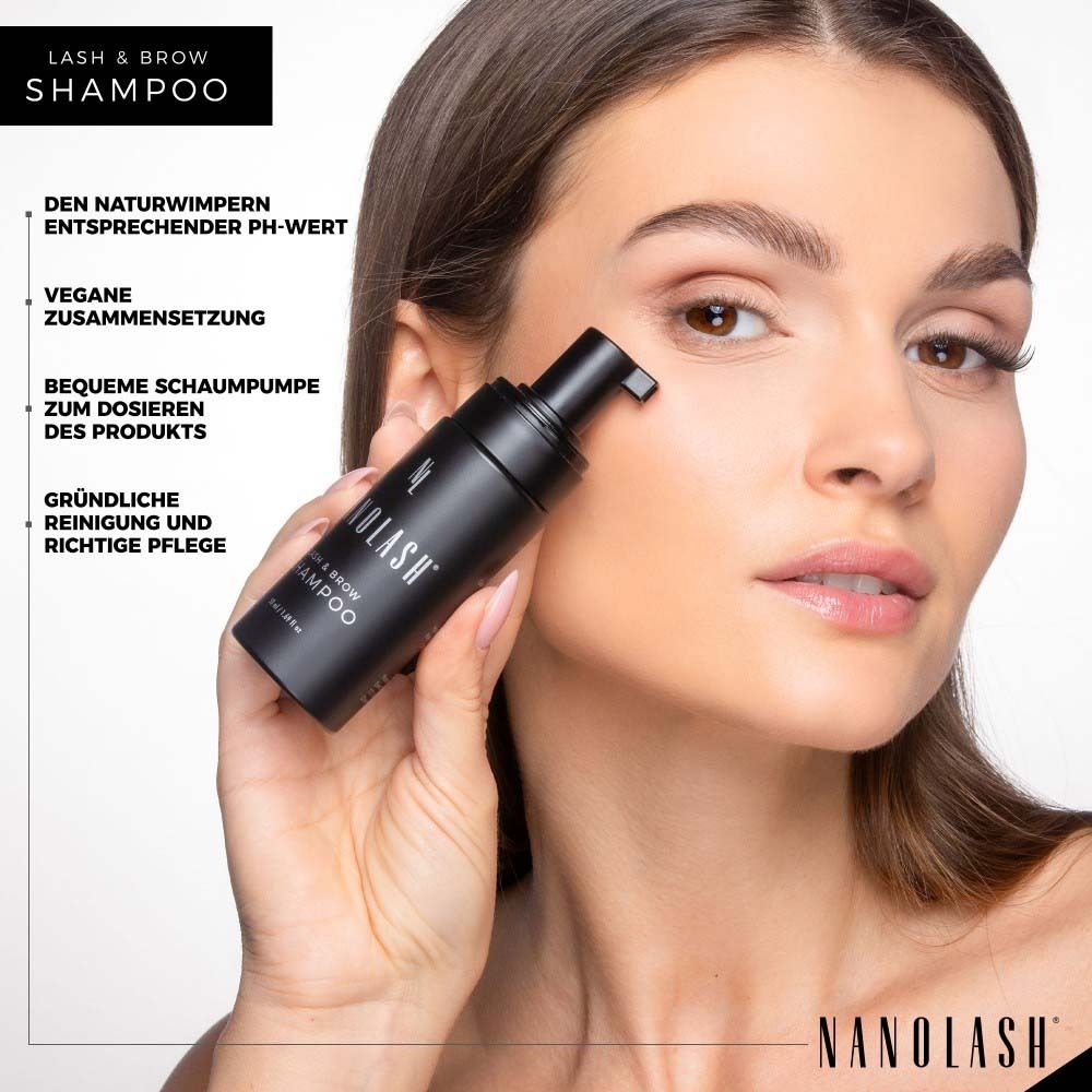 Frau hält eine schwarze Flasche mit "NANOLASH" und "LASH & BROW SHAMPOO". Produkt wird auf die Haut aufgetragen.