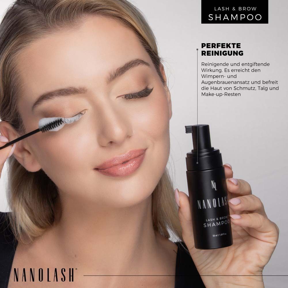 Frau reinigt Wimpern mit einem Applikator und einer schwarzen Flasche mit "NANOLASH" und "LASH & BROW SHAMPOO".